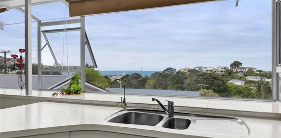 Spacious three bedroom home available November 10th 2025 - Photo 2