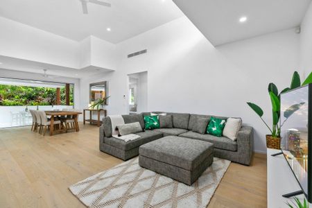 Fully Furnished Dream Rental Home in the Heart of Sunshine Beach | $1,500 Per Week - Photo 3