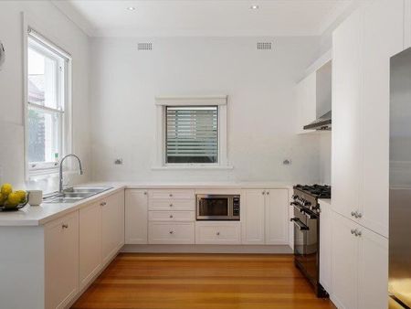 Sophisticated Living in Prime Toorak Location - Photo 3