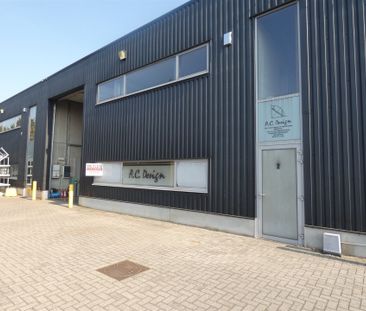 Magazijn met bureelruimte op goede locatie. - Photo 2