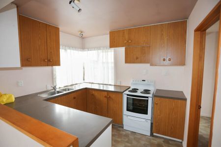 3 BEDROOM, 2 BATHROOM TOWNHOUSE - Photo 3