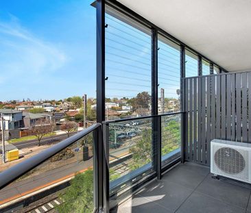 Sleek & Modern 1-Bedroom Apartment Overlooking Glenbervie Station - Photo 5