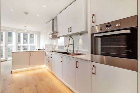 High-specification, fully furnished apartment with parking at Station Square - Photo 2
