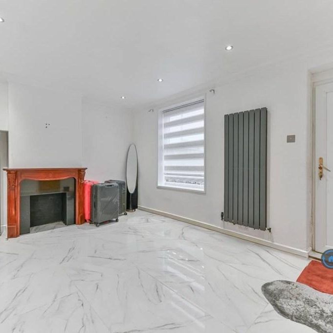 3 bedroom end of terrace house to rent - Photo 1