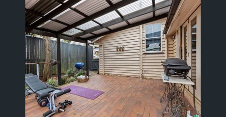 Character filled East Toowoomba Cottage waiting for you to call home! - Photo 4