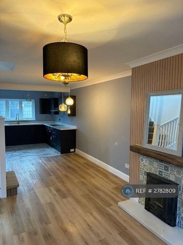 4 bedroom semi-detached house to rent - Photo 3