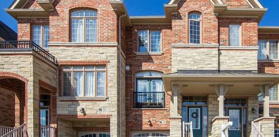 4 Beds 3 Baths Townhouse for Rent in Vaughan - Photo 2