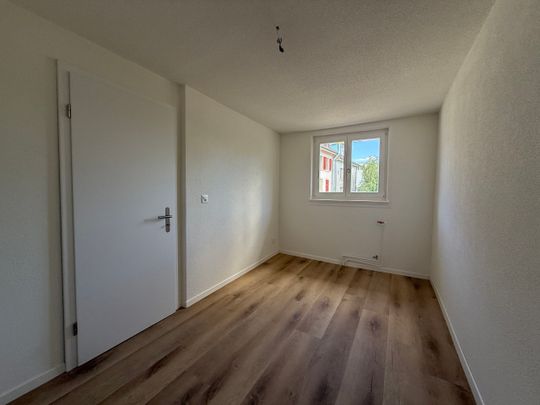 Renovated 4-room apartment near the train station - Photo 1