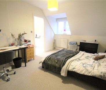 Egham Hill, Englefield Green, Egham, Surrey, TW20 0AL - Photo 2