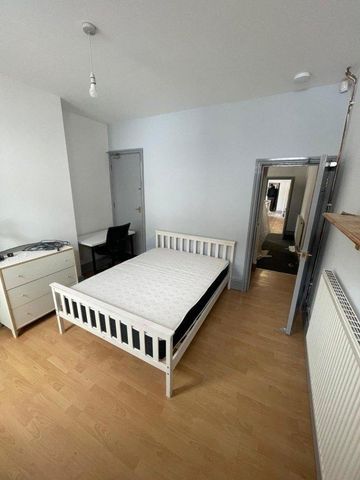 4 bedroom flat to rent - Photo 4