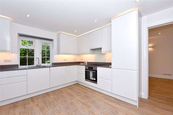 This property is for 1 single professional only: A wonderful two bedroom apartment located in central Cobham. - Photo 1