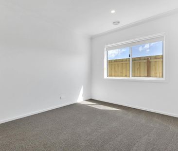 Spacious 4-Bedroom Home with 3 Living Areas & Solar Panels! - Photo 5