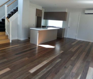 3 Bedroom Stylish Townhouse - Photo 2