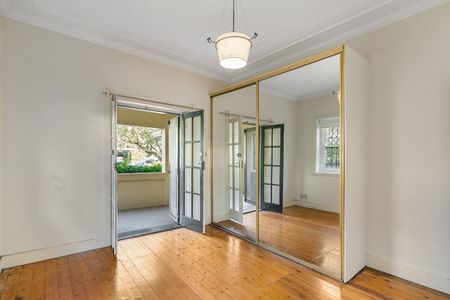 Beautiful Two Bedroom Apartment + Parking! - Photo 2