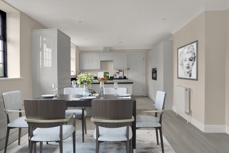 Queens Close, Lammas Lane, Esher, Surrey, KT10 flat to rent - Photo 2