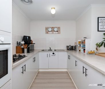Privately Positioned Living in a Convenient Mornington Location - Photo 4