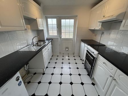 3 bedroom semi-detached house to rent - Photo 5