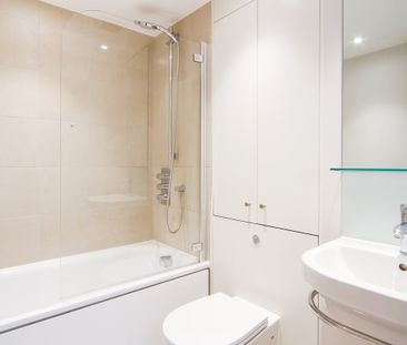2 bedroom, 2 bathroom penthouse on a prestigious garden square in M... - Photo 5
