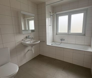 Appartement entièrement rénové et ensoleillé de 4,5 pièces avec balcon - Photo 6