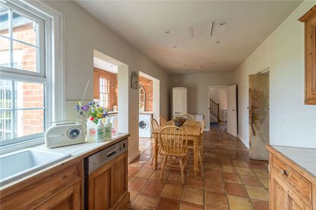 All inclusive short let. Handsome Victorian farmhouse with rural view - Photo 4