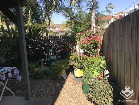 CreLovely Townhouse in Central Thorneside Locationate Listing - Photo 2