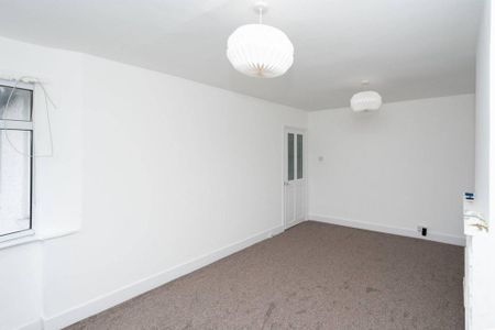 2 bedroom maisonette to rent - Photo 2