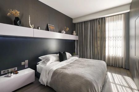 A spacious four bedroom lateral apartment in Mayfair with 24-hour porter. - Photo 5