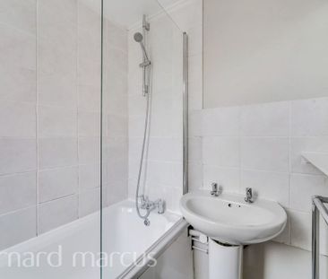 St Benets Grove - Photo 4