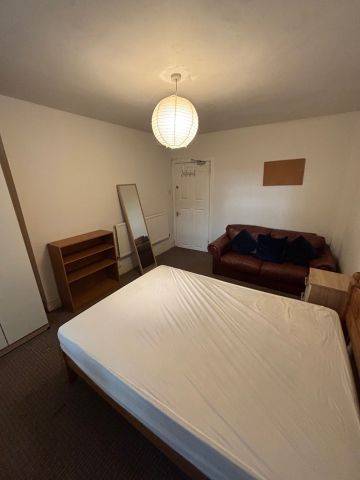 6 Bed Flat, Gardner's Crescent, EH3 - Photo 2
