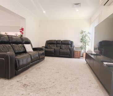 Energy-Efficient Family Home with 5 bed 2.5 bath 1 study - Flexible Living and Exceptional Convenience - Photo 2