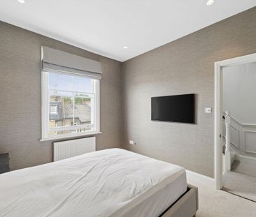 A stylish and contemporary Chelsea home offering three double bedrooms, modern interiors and exceptional access to King's Road. - Photo 5