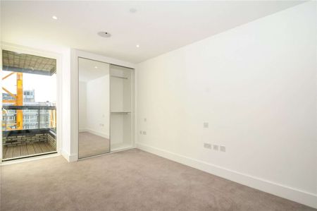 A fantastic apartment in London Square Putney with a private balcony and access to communal roof gardens. - Photo 4