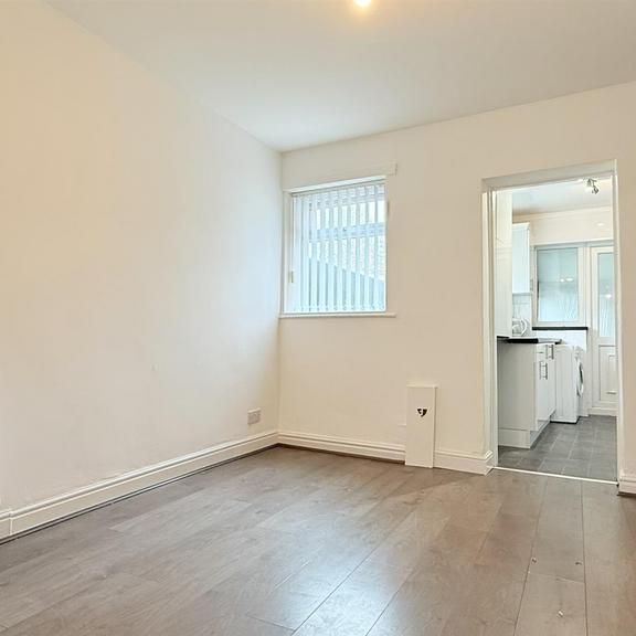 2 bedroom end of terrace house to rent - Photo 1