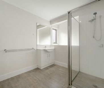 Sunny 1 Bedroom Townhouse with Courtyard - Photo 5