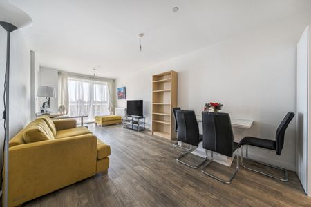 Flat to rent - Bowen Drive, London, SE7 - Photo 4