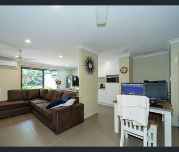 Modern 3-Bedroom Townhouse in Prime Coomera Location! - Photo 1