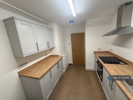 2 bedroom semi-detached house to rent - Photo 5