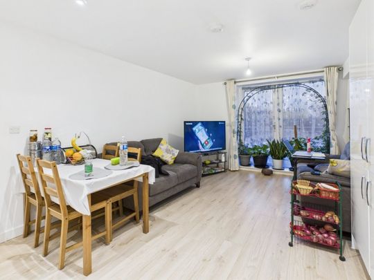 Peel Close, Tatling End, Gerrards Cross,SL9 - Photo 1