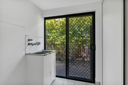BRIGHT, SPACIOUS & EFFORTLESSLY COMFORTABLE LIVING IN MT SHERIDAN - Photo 2