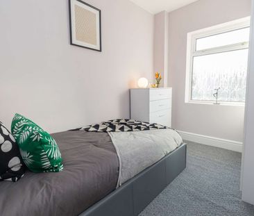 🏡 Home from Hospital: Stylish House Share Steps from George Eliot! - Photo 1