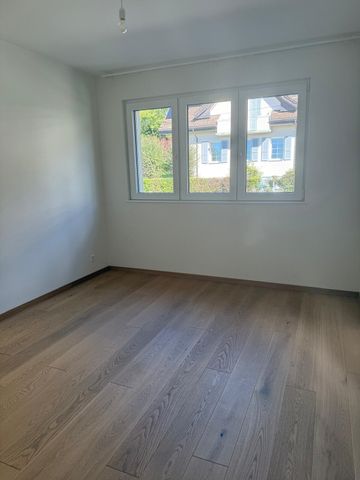 Appartement de 4,5 pièces au 1er étage composé de: hall d'entrée avec armoires murales, cuisine agencée et équipée ouverte sur le séjour, trois chambres à coucher, salle d'eau avec douche, baignoire et WC et un WC visiteurs, un grand balcon avec vue dégagée sur le lac Léman. Une cave dessert ce logement. Deux places de parc extérieures en sus. - Foto 3