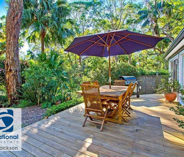 FULLY FURNISHED - Renovated 3-bedroom Hampton’s style cottage on 1/... - Photo 2