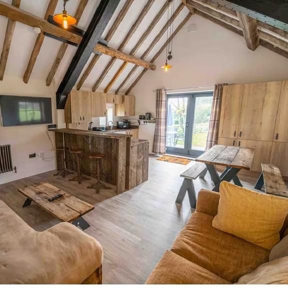 3 bedroom barn conversion to rent - Photo 1