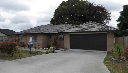 Spacious Family Home in Parkhaven - Photo 5