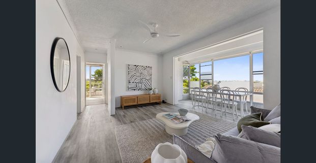 Bright Top-Floor 2 Bedroom Apartment with Park Views & Lock-Up Garage - Photo 1