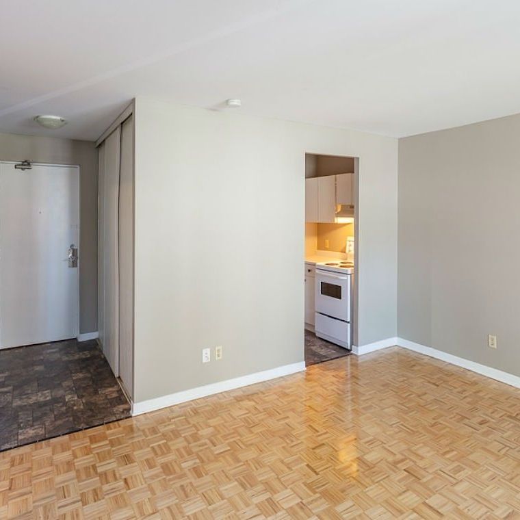 Minutes to Bayshore Shopping Centre; Easy Access to the Queensway - Photo 1