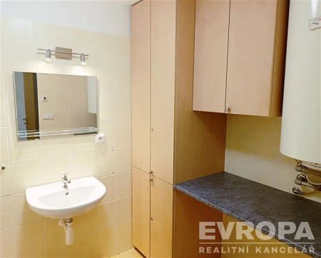 Pronájem bytu 2+KK s parkovacím stáním - Photo 4