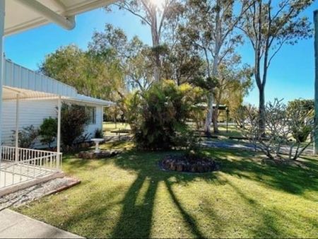 FANTASTIC POSITION - QUICK STROLL TO SHOPS AND BROADWATER PLUS SEPARATE TEENAGE RETREAT! - Photo 3