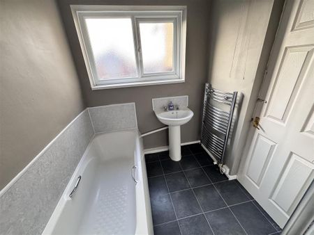 3 bedroom semi-detached house to rent - Photo 3