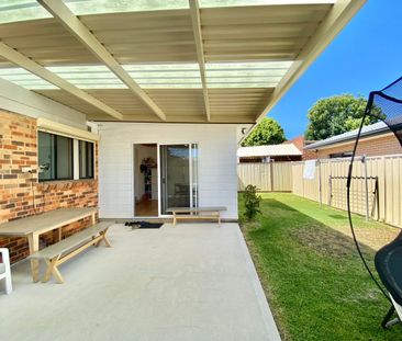 Cozy & Light Filled Family Home - Photo 5